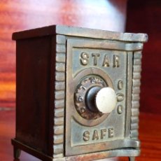 Antigüedades: HUCHA ANTIGUA STAR SAFE COIN BANK ~ DEPOSIT BOX PIGGY BANK PENNY BANK. Lote 293171308
