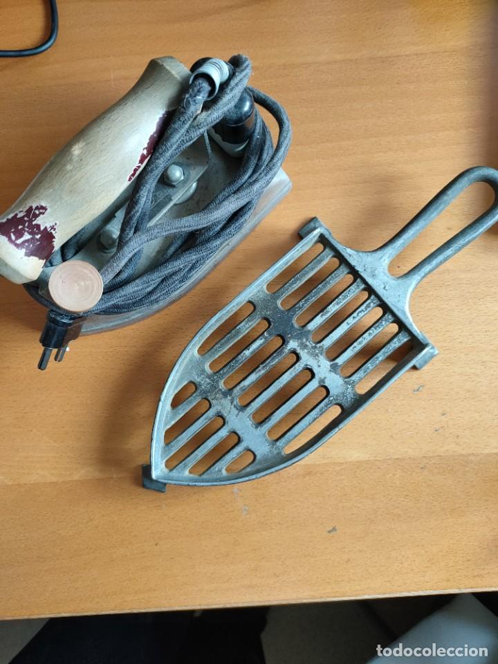 Antig&uuml;edades: Plancha antigua y soporte - Foto 1