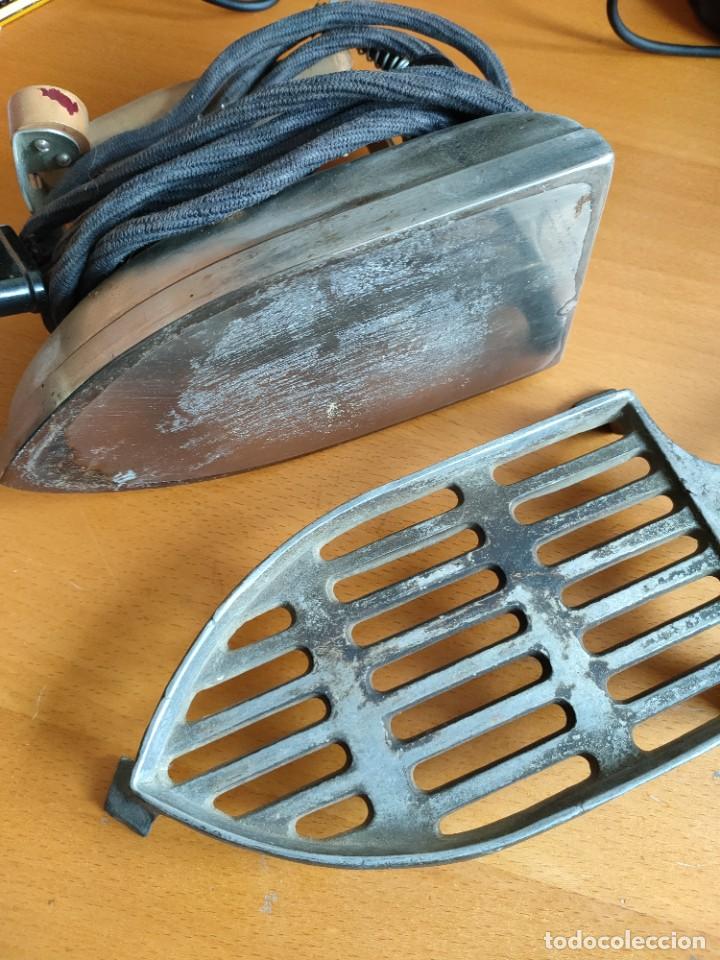 Antig&uuml;edades: Plancha antigua y soporte - Foto 3