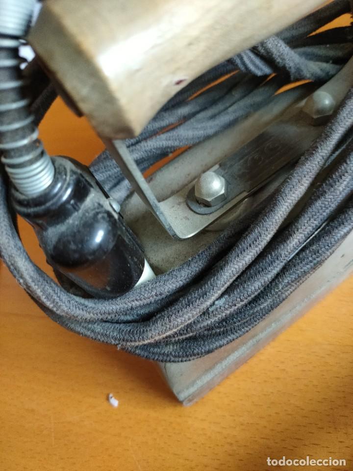 Antig&uuml;edades: Plancha antigua y soporte - Foto 4