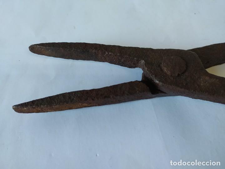 Antig&uuml;edades: ANTIGUAS TENAZAS DE HERRERO, SIGLO XIX., 53 CMS. - Foto 2