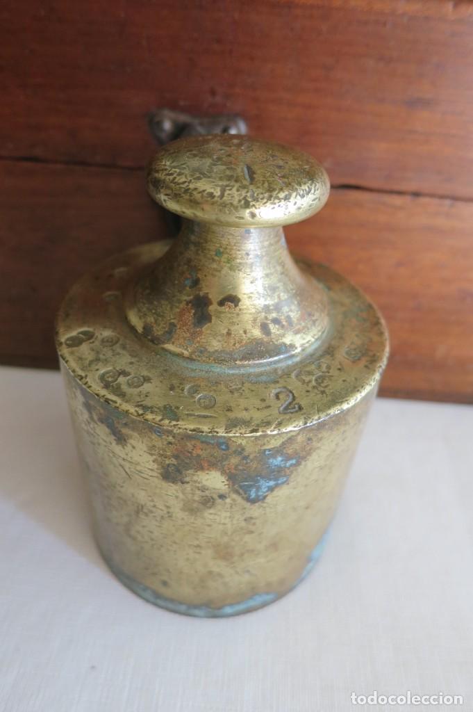 Antig&uuml;edades: Pesa de 2 kilos Laton 1932/ 1954 - Foto 1