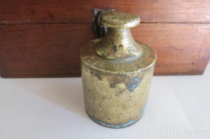 Antig&uuml;edades: Pesa de 2 kilos Laton 1932/ 1954 - Foto 2