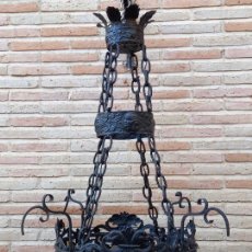 Antigüedades: LAMPARA ANTIGUA EN HIERRO FORJADO CON REPUJADOS EN RELIEVE - TOLEDO.. Lote 295516973