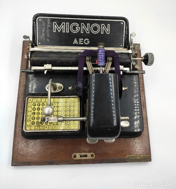 Antigüedades: Máquina de escribir Mignon, de Luis Vall- Llosera, en madera, baquelita y acero, hacia 1924. - Foto 1 - 296621808