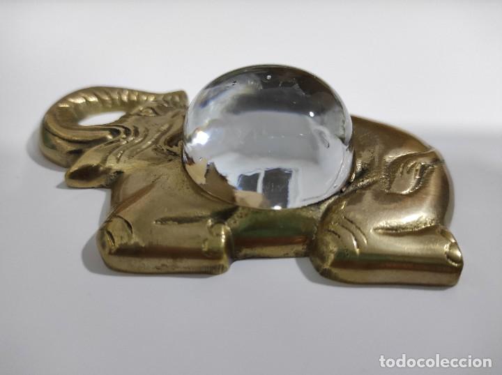 Antig&uuml;edades: LUPA DE MESA O ARRASTRE, DE BRONCE, CON FORMA DE ELEFANTE - Foto 2