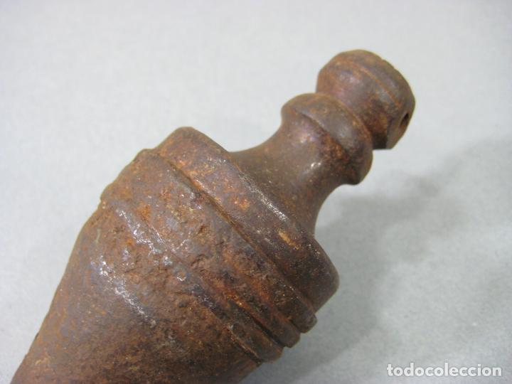 Antig&uuml;edades: ANTIGUA PLOMADA DE HIERRO CON FORMA DE PEONZA - Foto 2