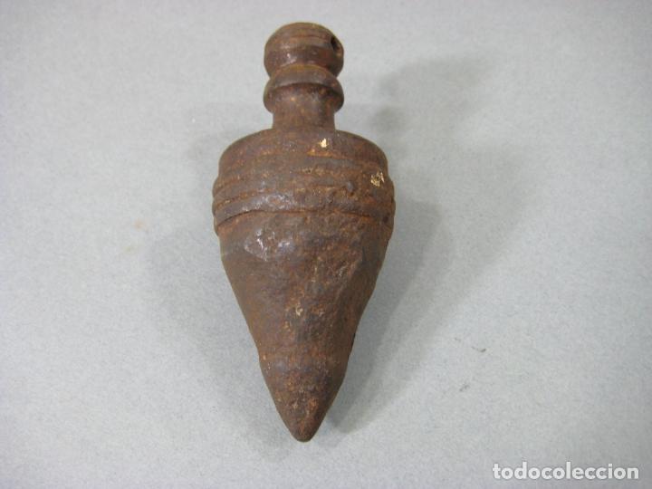 Antig&uuml;edades: ANTIGUA PLOMADA DE HIERRO CON FORMA DE PEONZA - Foto 3