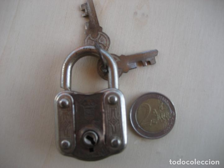 Antig&uuml;edades: Candado. UCEM Mondragon Con dos llaves - Foto 1