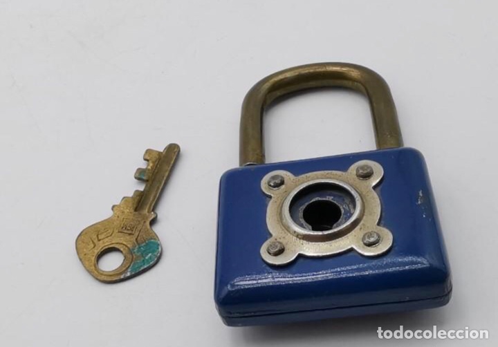 Antigüedades: Antiguo candado con llave 7 cm hierro azul - Foto 2 - 298303083