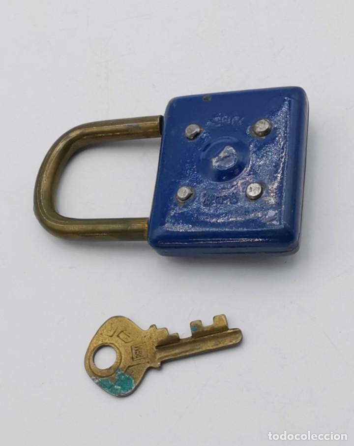 Antigüedades: Antiguo candado con llave 7 cm hierro azul - Foto 3 - 298303083