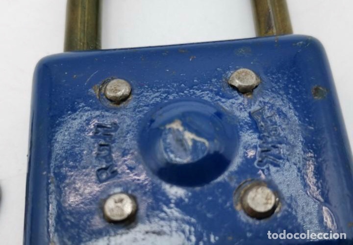 Antigüedades: Antiguo candado con llave 7 cm hierro azul - Foto 7 - 298303083