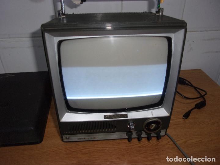 Antig&uuml;edades: TELEVISOR BLANCO Y NEGRO PORTATIL SONY SOLID STATE VINTAGE. - Foto 2