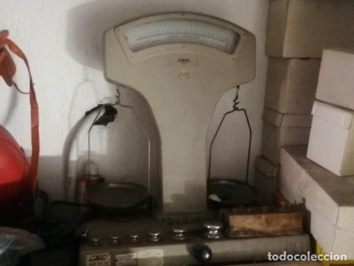 Antig&uuml;edades: Balanza antigua de pesas marca COBOS - Foto 1