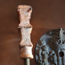 Antigüedades: ANTIGUO GANCHO DE FACHADA PARA CABLES CON ESCUDO EN HIERRO FUNDIDO DE VALENCIA. Lote 298636858