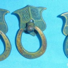 Antigüedades: 3 TIRADORES DE MUEBLE CON FORMA DE HERRADURA. Lote 298961223