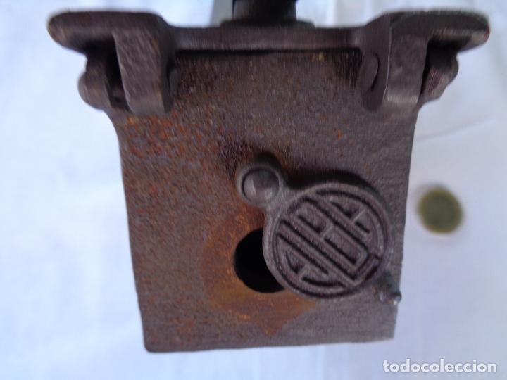 Antig&uuml;edades: PEQUE&Ntilde;A PLANCHA DE CHIMENEA MARCA ALBA. ORIGINAL. - Foto 2