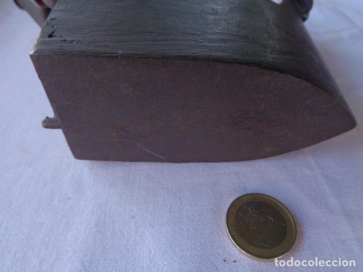 Antig&uuml;edades: PEQUE&Ntilde;A PLANCHA DE CHIMENEA MARCA ALBA. ORIGINAL. - Foto 3