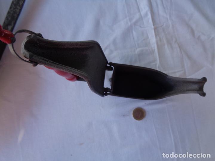 Antig&uuml;edades: PEQUE&Ntilde;A PLANCHA DE CHIMENEA MARCA ALBA. ORIGINAL. - Foto 4