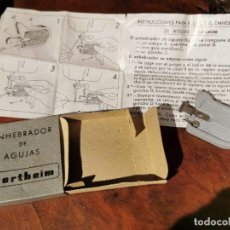Antiquités: CAJA APERO ENHEBRADOR DE AGUJAS - PARA LA MAQUINA DE COSER WERTHEIM - CON SU CAJA ORIGINAL. Lote 299325613