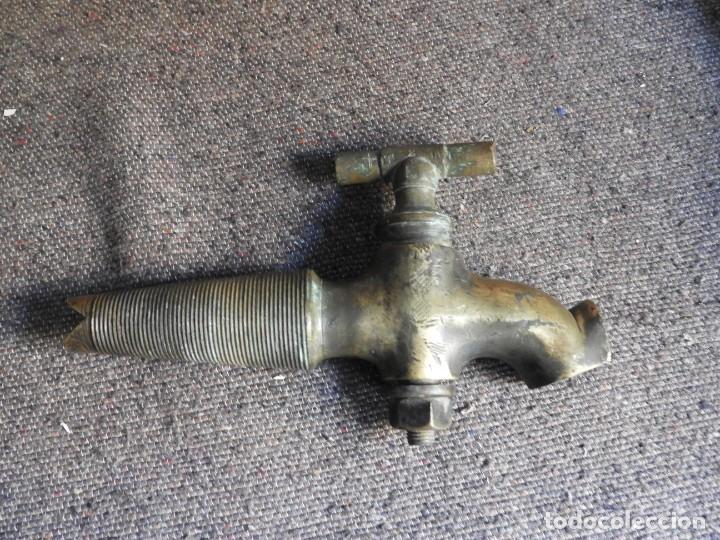 Antig&uuml;edades: ANTIGUO GRIFO DE UNA FUENTE DE BRONCE - Foto 2