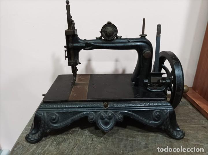 Antig&uuml;edades: M&aacute;quina de coser - Foto 1