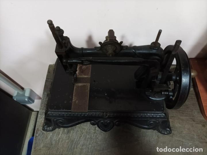 Antig&uuml;edades: M&aacute;quina de coser - Foto 2
