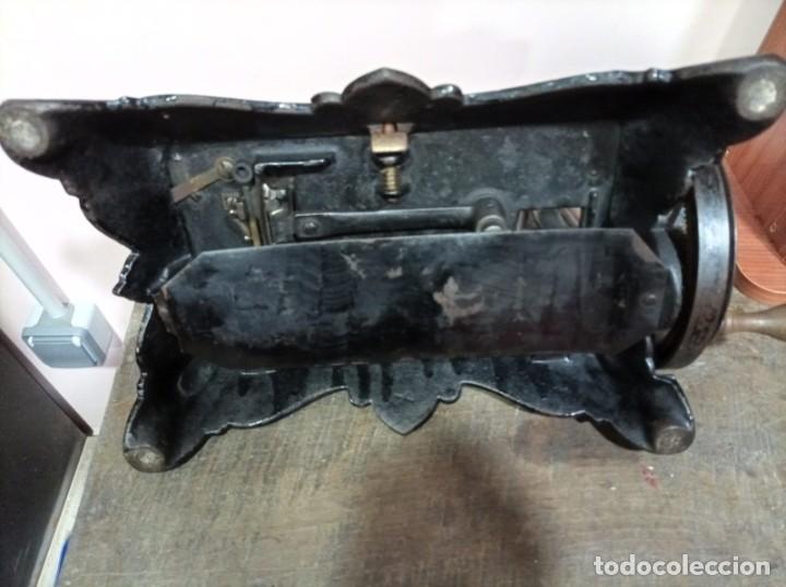 Antig&uuml;edades: M&aacute;quina de coser - Foto 3