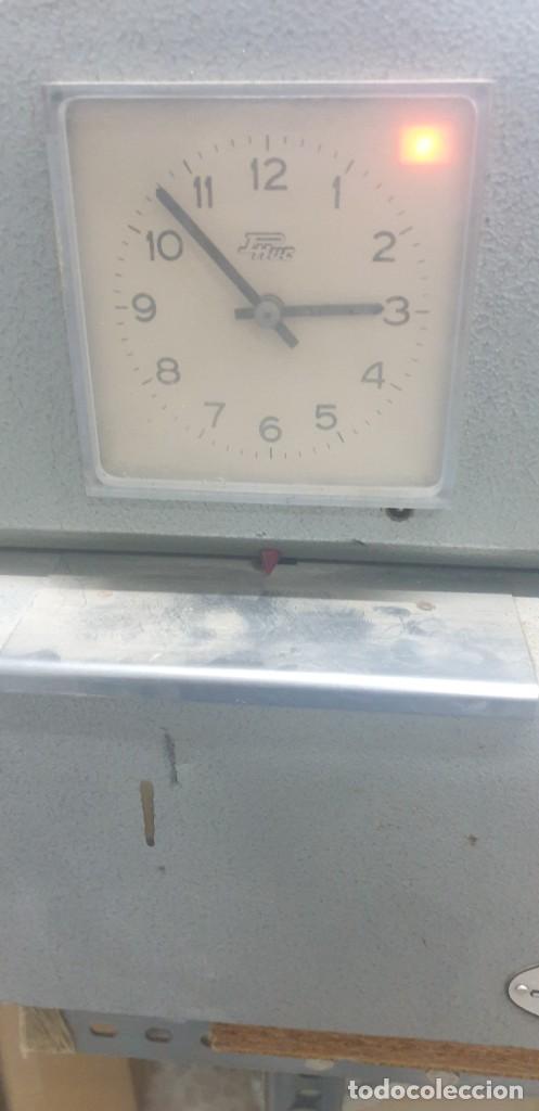 Antig&uuml;edades: Maquina de fichar de reloj marca phuc funcionando - Foto 4
