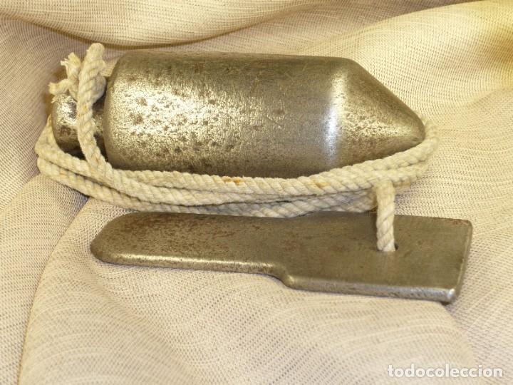 Antig&uuml;edades: Plomada construcci&oacute;n hierro con nuez. Plumb bob iron construction with nut. - Foto 1