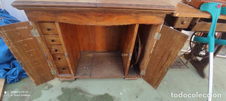Antig&uuml;edades: maquina de coser con mueble sigma - Foto 4