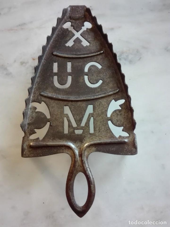 Antig&uuml;edades: Plataforma para plancha de carb&oacute;n antigua decorada con letras - Foto 1