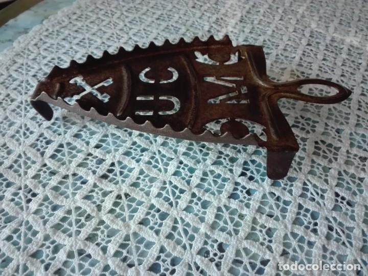 Antig&uuml;edades: Plataforma para plancha de carb&oacute;n antigua decorada con letras - Foto 2