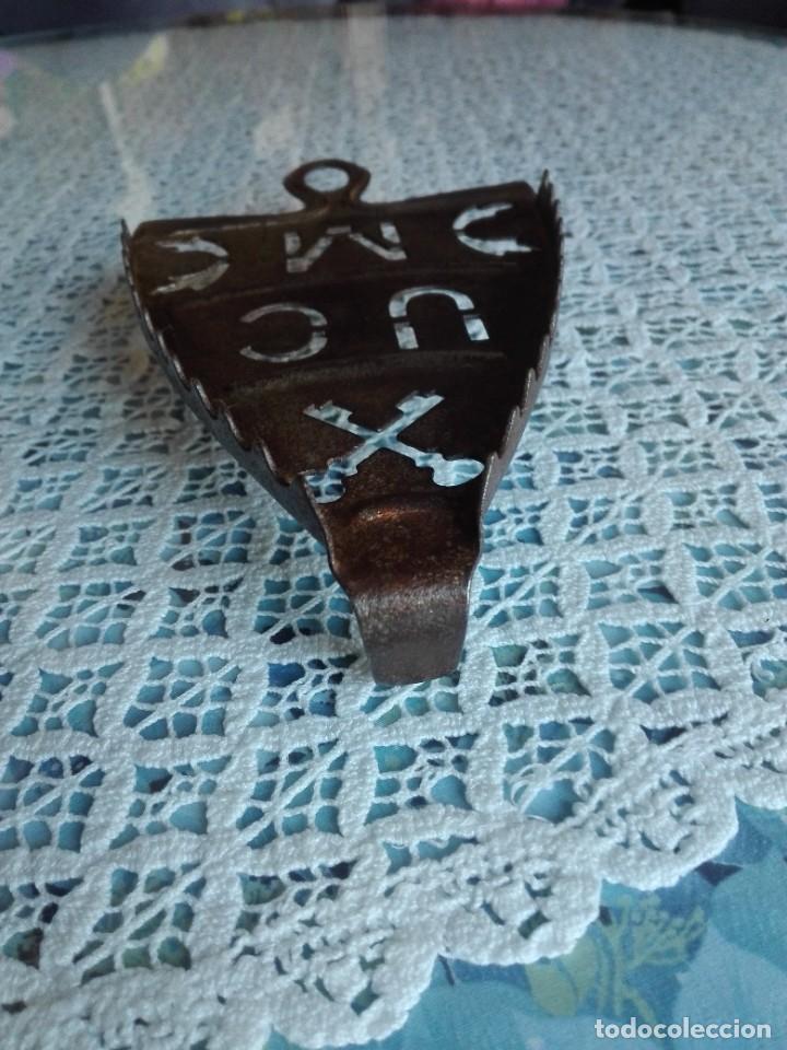 Antig&uuml;edades: Plataforma para plancha de carb&oacute;n antigua decorada con letras - Foto 3