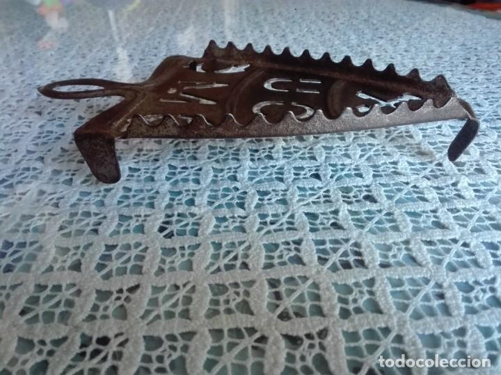Antig&uuml;edades: Plataforma para plancha de carb&oacute;n antigua decorada con letras - Foto 4