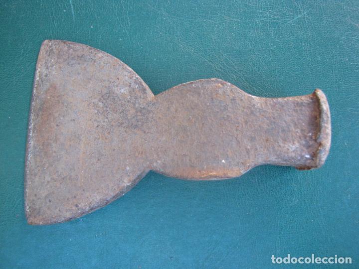 Antig&uuml;edades: 27.- Hacha de Herrer&iacute;a. Para mango de hierro - Foto 2
