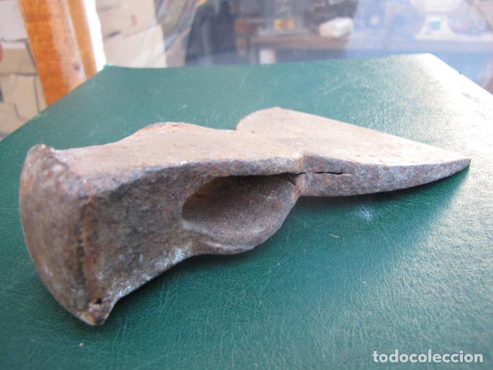 Antig&uuml;edades: 27.- Hacha de Herrer&iacute;a. Para mango de hierro - Foto 3
