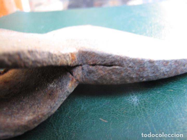 Antig&uuml;edades: 27.- Hacha de Herrer&iacute;a. Para mango de hierro - Foto 4
