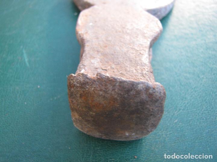 Antig&uuml;edades: 27.- Hacha de Herrer&iacute;a. Para mango de hierro - Foto 5
