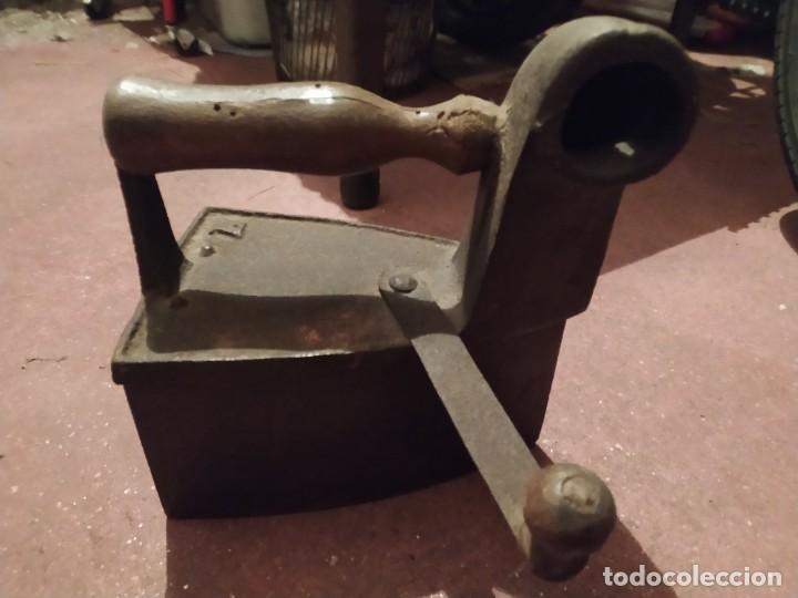 Antig&uuml;edades: Antigua plancha de carb&oacute;n - Foto 1