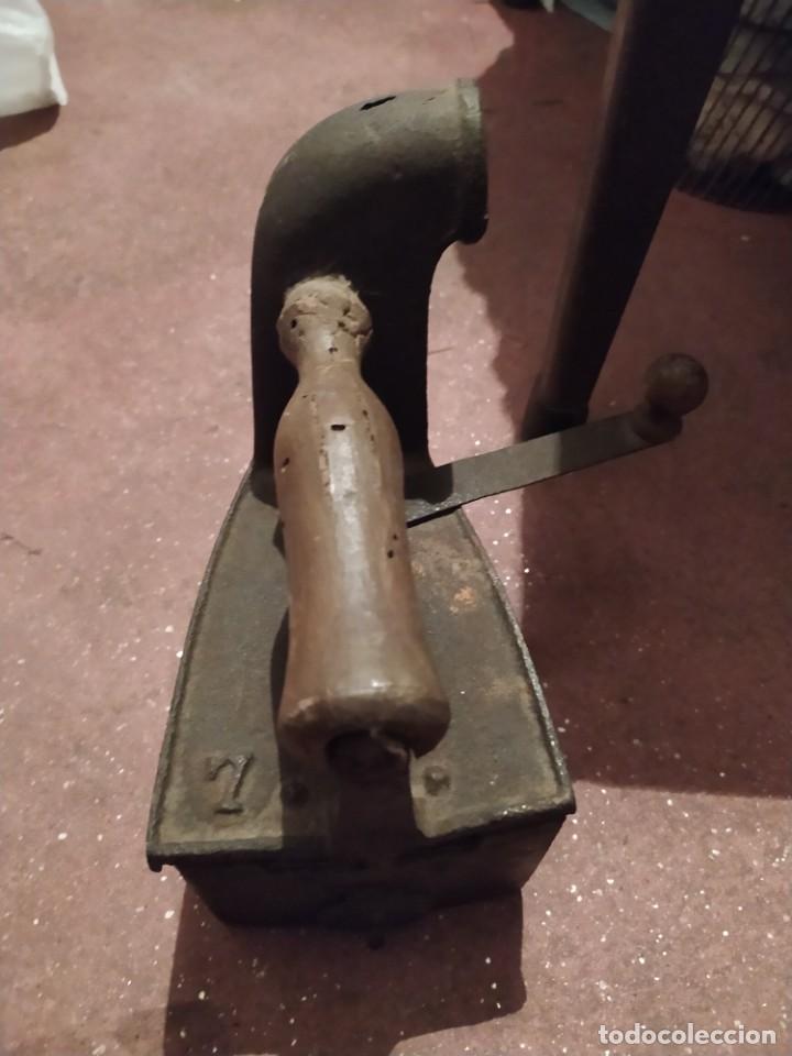 Antig&uuml;edades: Antigua plancha de carb&oacute;n - Foto 6