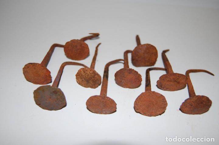 Antig&uuml;edades: CLAVOS DE FORJA - Foto 1