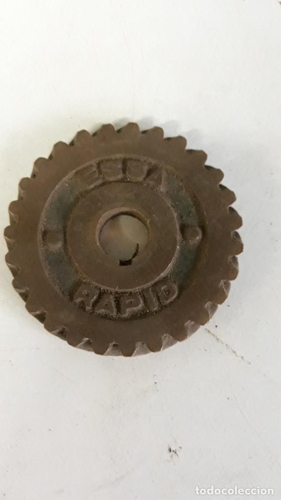 Antig&uuml;edades: Rueda dentada de bronce Essa rapid. 51 mm diametro. - Foto 1