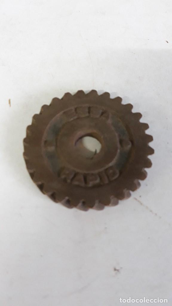 Antig&uuml;edades: Rueda dentada de bronce Essa rapid. 51 mm diametro. - Foto 2
