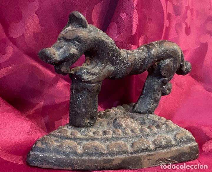 Antig&uuml;edades: Plancha antigua zoomorfa forma caballo - Foto 1