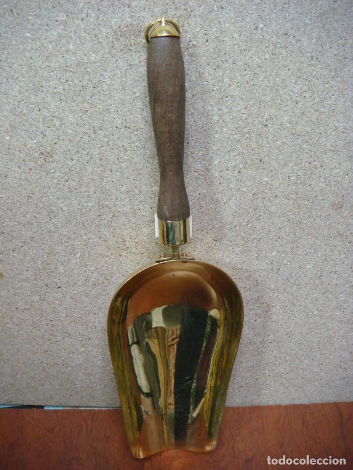Antig&uuml;edades: PALETA EN LATON Y MANGO DE MADERA ES GRANDE Y NUEVA (&) - Foto 1
