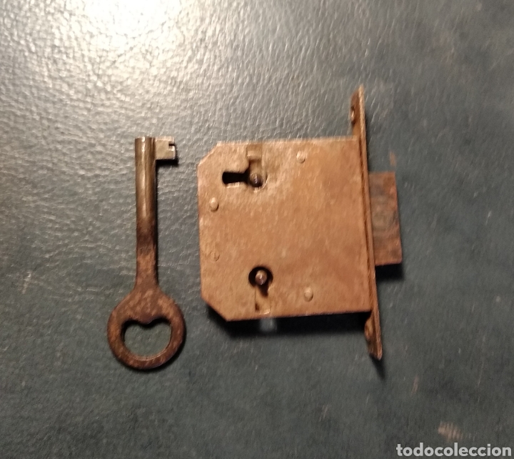 Antig&uuml;edades: Cerradura cajonera con llave - Foto 1