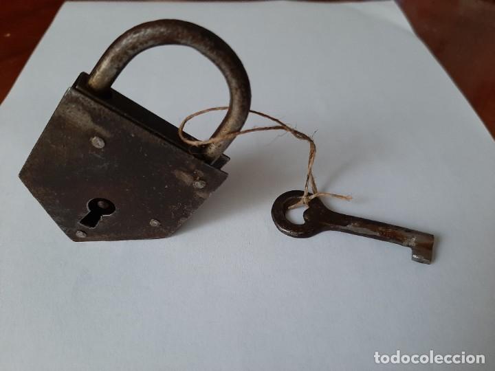 Antig&uuml;edades: CANDADO MUY ANTIGUO. CON LLAVE. FUNCIONA - Foto 2