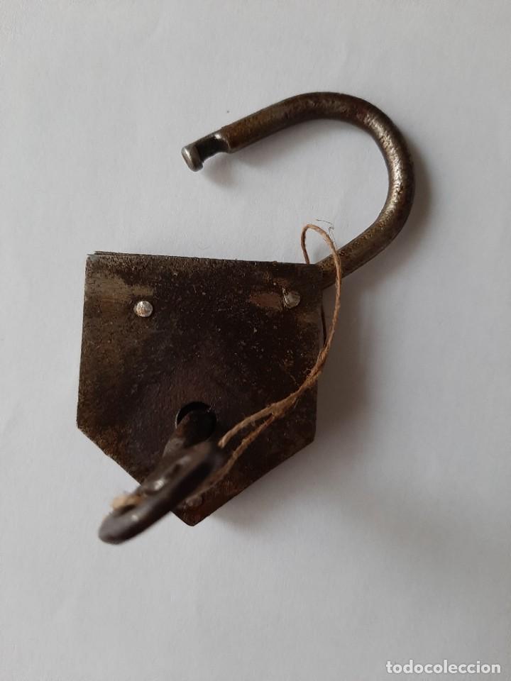 Antig&uuml;edades: CANDADO MUY ANTIGUO. CON LLAVE. FUNCIONA - Foto 3