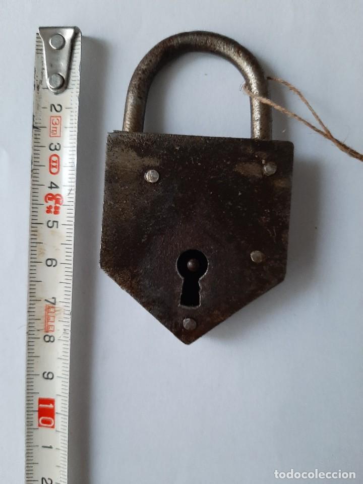 Antig&uuml;edades: CANDADO MUY ANTIGUO. CON LLAVE. FUNCIONA - Foto 5